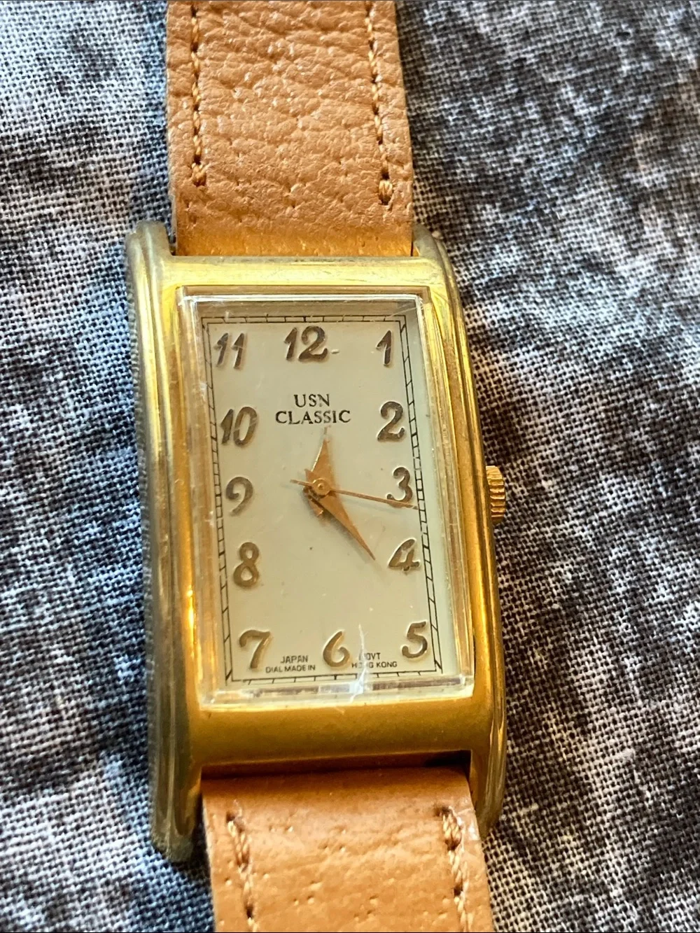 Stylish Women's Wristwatch on Genuine Pigskin Leather Band